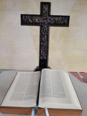 Bibel vor Altarkreuz